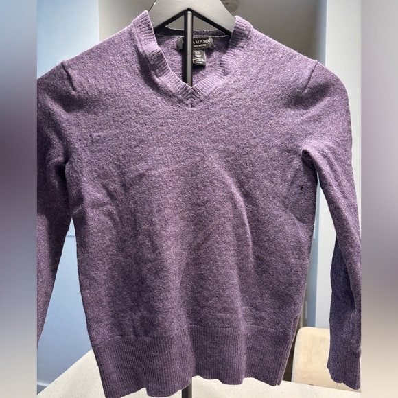 Banana Republic Extra Fine Merino Wool V-Neck Sweater - Picture 8 of 10